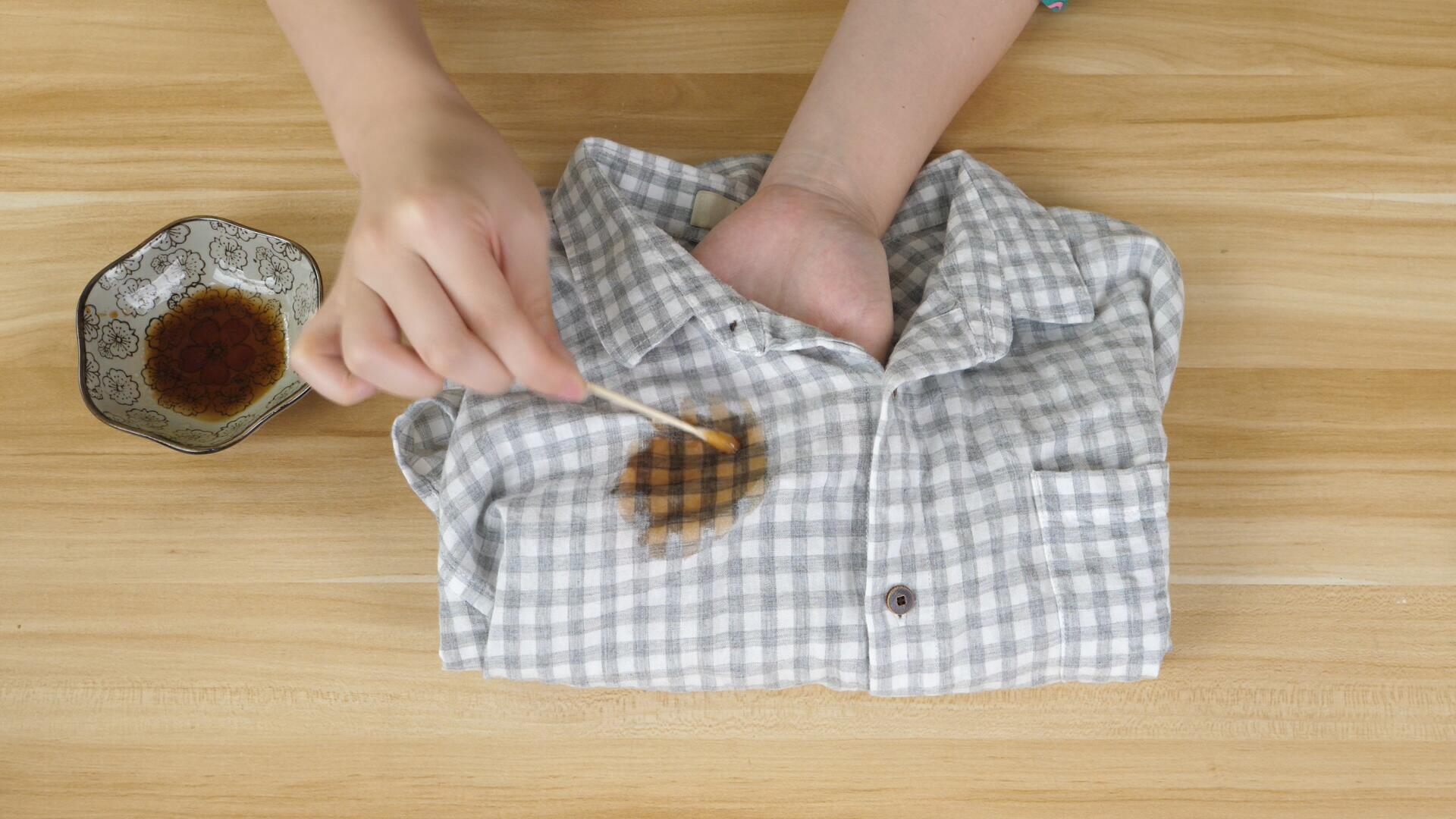 酱油在衣服怎么洗掉,酱油弄到衣服上，怎么洗掉
