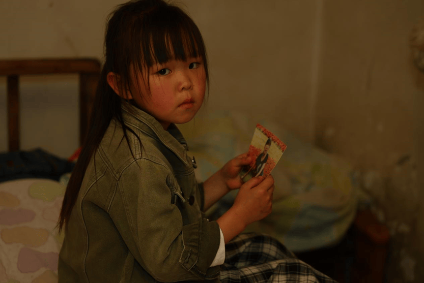 女孩年幼时父母离婚,跟了母亲,自那之后她母亲在外地打工,小...的简单介绍 女孩年幼时父母离婚,跟了母亲,自那之后她母亲在外地打工,小...的简单介绍