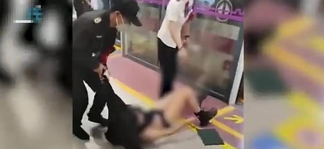 (女乘客晕倒地铁警方紧急救助)" 警方介入地铁女乘客被拖拽事件 (女乘客晕倒地铁警方紧急救助)" 警方介入地铁女乘客被拖拽事件